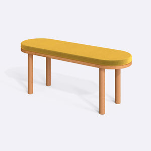 Shiv Bench 120 x 38, sarı kadife döşeme, masif kayın gövde, beyaz zeminde üç çeyrek açıdan stüdyo çekimi