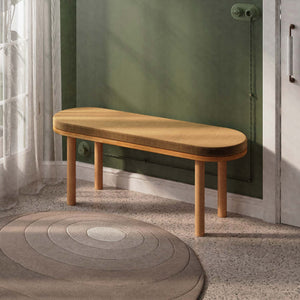 Shiv Bench 120 x 38, vizon kadife döşeme, masif kayın gövde, döşenmiş oda ortamında kullanım görünümü