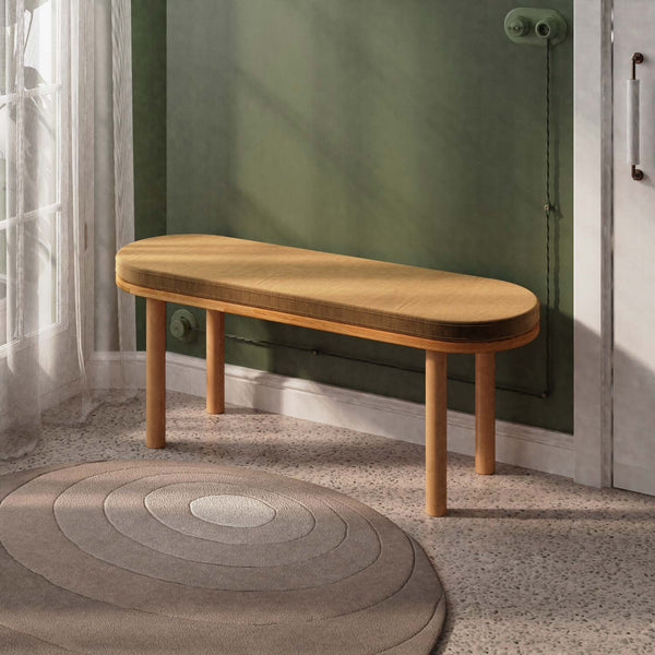 Shiv Bench 120 x 38, vizon kadife döşeme, masif kayın gövde, döşenmiş oda ortamında kullanım görünümü