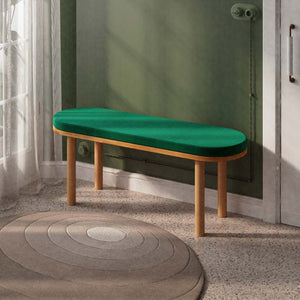 Shiv Bench 120 x 38, zümrüt kadife döşeme, masif kayın gövde, döşenmiş oda ortamında kullanım görünümü