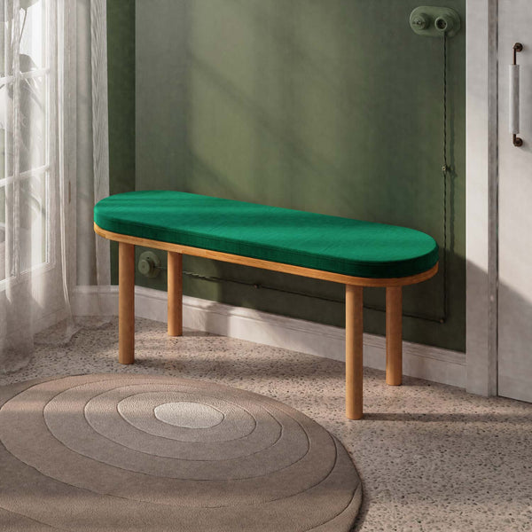 Shiv Bench 120 x 38, zümrüt kadife döşeme, masif kayın gövde, döşenmiş oda ortamında kullanım görünümü