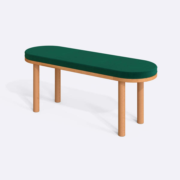 Shiv Bench 120 x 38, zümrüt kadife döşeme, masif kayın gövde, beyaz zeminde üç çeyrek açıdan stüdyo çekimi