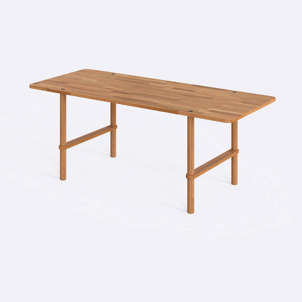 Lugh Yemek Masası 190 x 78 cm, %100 masif kayın, doğal ahşap dokusu, beyaz zeminde üç çeyrek açıdan stüdyo çekimi
