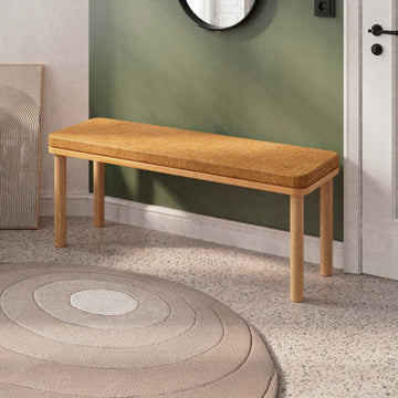 Dorrin Bench, masif kayın gövde ve kumaş döşeme, 120 cm genişliğinde, ev ortamında kullanım görünümü