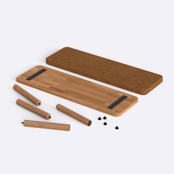 Dorrin Bench 120 x 38, badem keten döşeme, masif kayın gövde, düz beyaz zeminde önden stüdyo çekimi