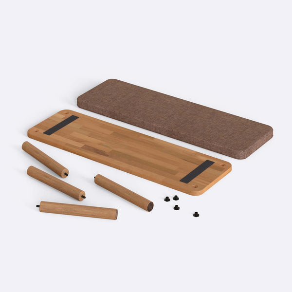 Dorrin Bench 120 x 38, kahve keten döşeme, masif kayın gövde, düz beyaz zeminde önden stüdyo çekimi