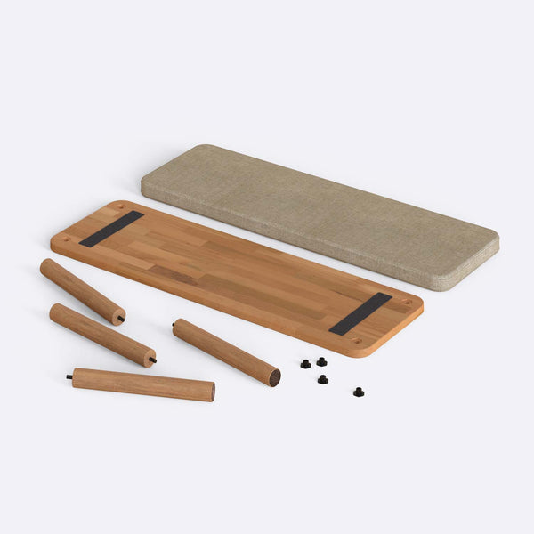 Dorrin Bench 120 x 38, kum keten döşeme, masif kayın gövde, düz beyaz zeminde önden stüdyo çekimi