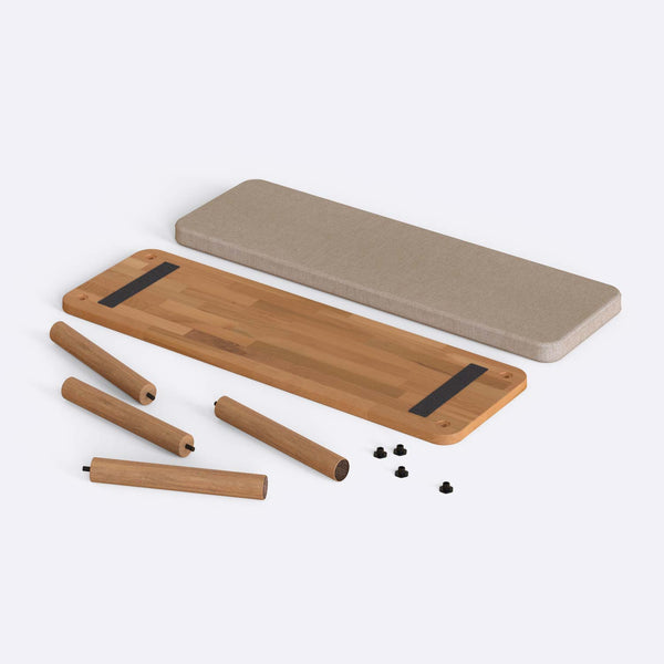 Dorrin Bench 120 x 38, ekru keten döşeme, masif kayın gövde, düz beyaz zeminde önden stüdyo çekimi