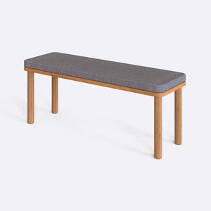 Dorrin Bench 120 x 38, gri keten döşeme, masif kayın gövde, beyaz zeminde üç çeyrek açıdan stüdyo çekimi