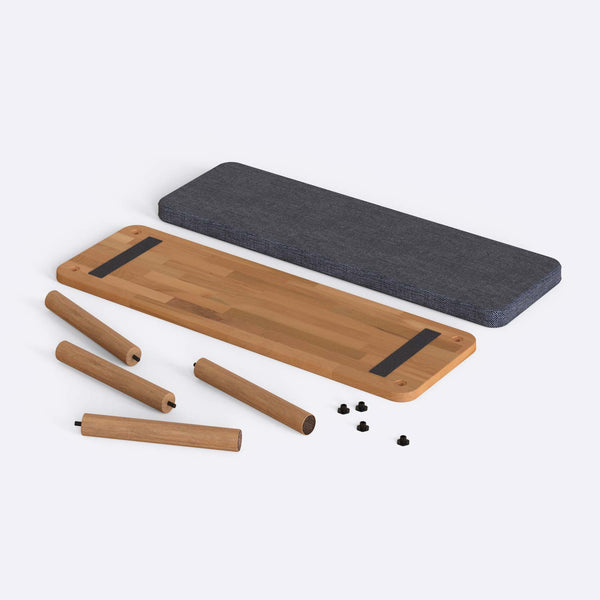 Dorrin Bench 120 x 38, kül keten döşeme, masif kayın gövde, düz beyaz zeminde önden stüdyo çekimi