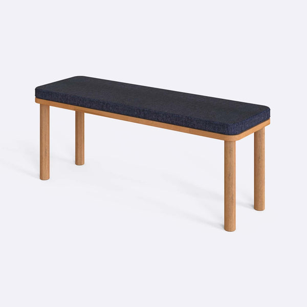 Dorrin Bench 120 x 38, lacivert keten döşeme, masif kayın gövde, beyaz zeminde üç çeyrek açıdan stüdyo çekimi