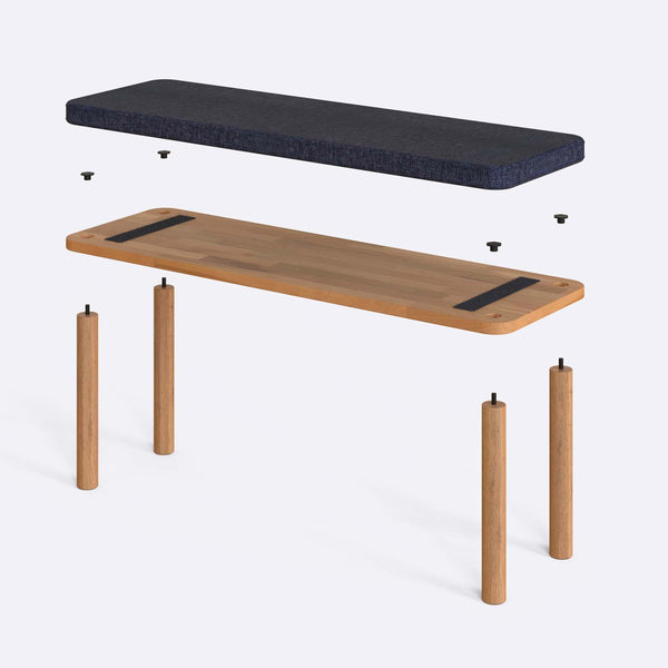 Dorrin Bench 120 x 38 parçalarına ayrılmış montaj görünümü, lacivert keten oturum ve masif kayın ayaklar
