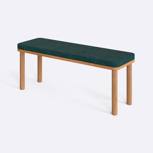 Dorrin Bench 120 x 38, petrol keten döşeme, masif kayın gövde, beyaz zeminde üç çeyrek açıdan stüdyo çekimi