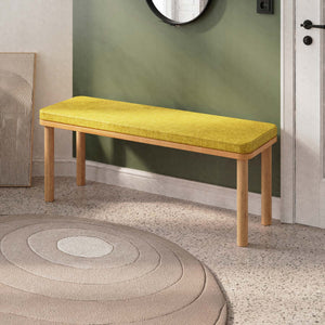 Dorrin Bench 120 x 38, sarı keten döşeme, masif kayın gövde, döşenmiş oda ortamında kullanım görünümü