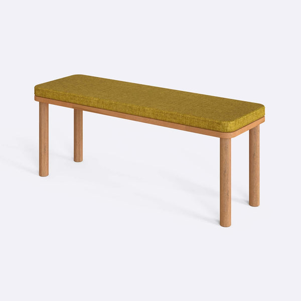 Dorrin Bench 120 x 38, sarı keten döşeme, masif kayın gövde, beyaz zeminde üç çeyrek açıdan stüdyo çekimi