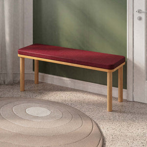 Dorrin Bench 120 x 38, bordo keten döşeme, masif kayın gövde, döşenmiş oda ortamında kullanım görünümü