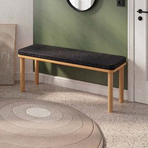 Dorrin Bench 120 x 38, siyah keten döşeme, masif kayın gövde, döşenmiş oda ortamında kullanım görünümü