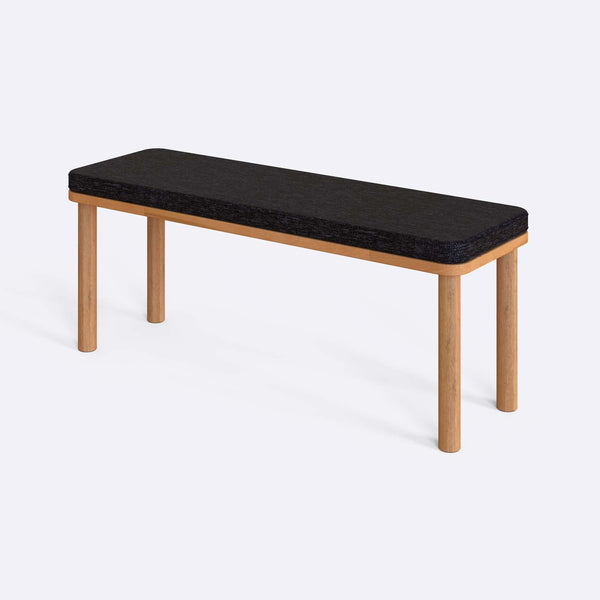 Dorrin Bench 120 x 38, siyah keten döşeme, masif kayın gövde, beyaz zeminde üç çeyrek açıdan stüdyo çekimi