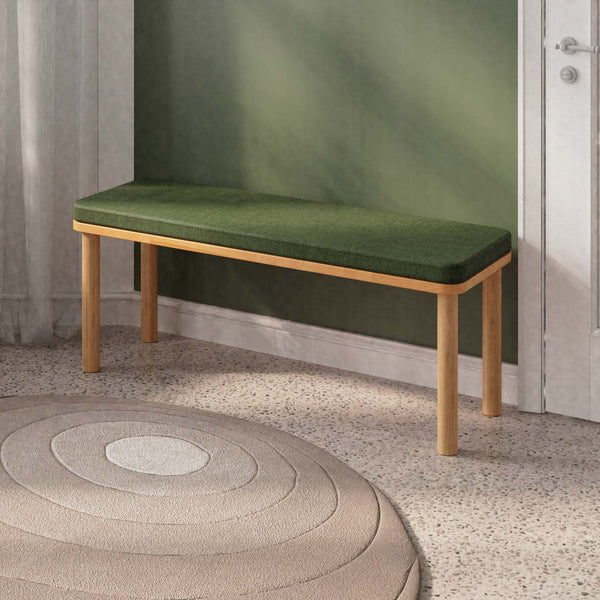 Dorrin Bench 120 x 38, yeşil keten döşeme, masif kayın gövde, döşenmiş oda ortamında kullanım görünümü