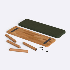 Dorrin Bench 120 x 38, yeşil keten döşeme, masif kayın gövde, düz beyaz zeminde önden stüdyo çekimi