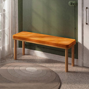 Dorrin Bench 120 x 38, badem kadife döşeme, masif kayın gövde, döşenmiş oda ortamında kullanım görünümü