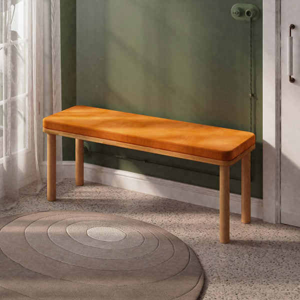 Dorrin Bench 120 x 38, badem kadife döşeme, masif kayın gövde, döşenmiş oda ortamında kullanım görünümü