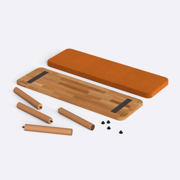 Dorrin Bench 120 x 38, badem kadife döşeme, masif kayın gövde, düz beyaz zeminde önden stüdyo çekimi