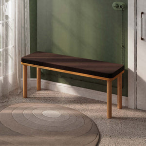 Dorrin Bench 120 x 38, kahve kadife döşeme, masif kayın gövde, döşenmiş oda ortamında kullanım görünümü