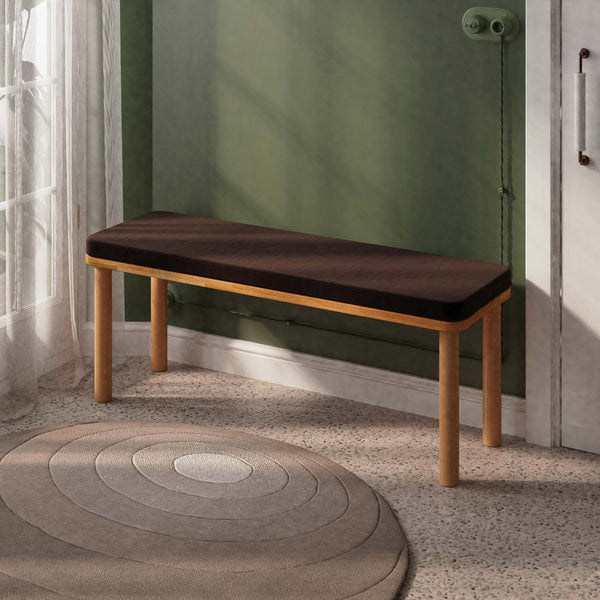 Dorrin Bench 120 x 38, kahve kadife döşeme, masif kayın gövde, döşenmiş oda ortamında kullanım görünümü