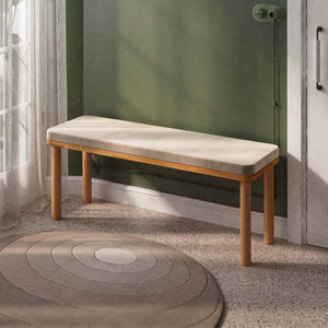 Dorrin Bench 120 x 38, kum kadife döşeme, masif kayın gövde, döşenmiş oda ortamında kullanım görünümü