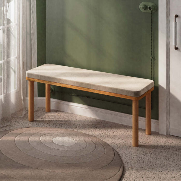 Dorrin Bench 120 x 38, kum kadife döşeme, masif kayın gövde, döşenmiş oda ortamında kullanım görünümü