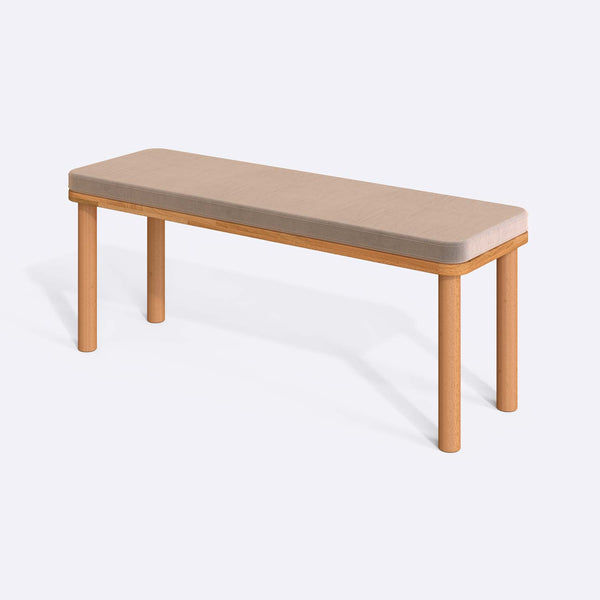 Dorrin Bench 120 x 38, kum kadife döşeme, masif kayın gövde, beyaz zeminde üç çeyrek açıdan stüdyo çekimi