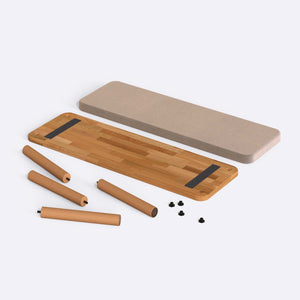 Dorrin Bench 120 x 38, kum kadife döşeme, masif kayın gövde, düz beyaz zeminde önden stüdyo çekimi