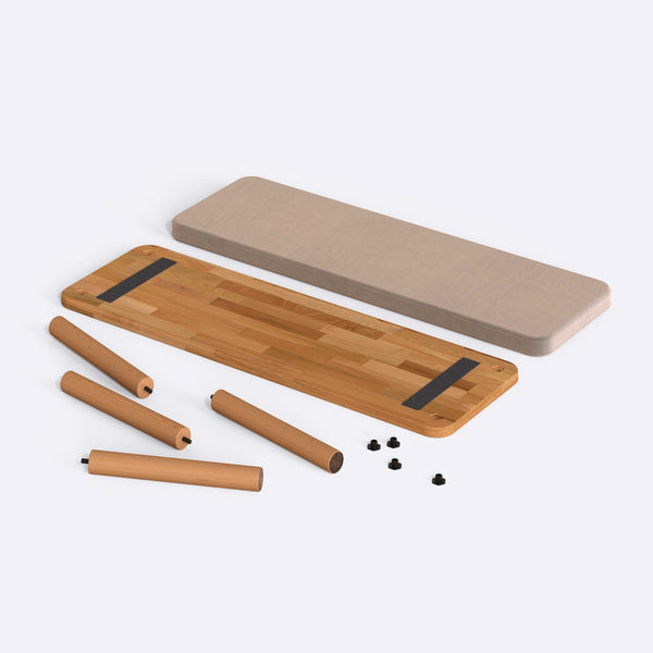Dorrin Bench 120 x 38, kum kadife döşeme, masif kayın gövde, düz beyaz zeminde önden stüdyo çekimi