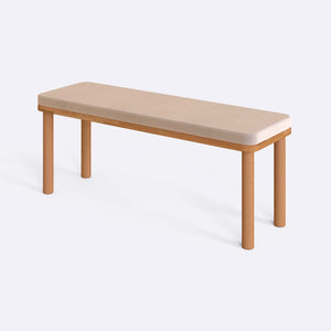 Dorrin Bench 120 x 38, ekru kadife döşeme, masif kayın gövde, beyaz zeminde üç çeyrek açıdan stüdyo çekimi