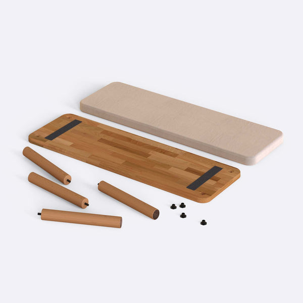 Dorrin Bench 120 x 38, ekru kadife döşeme, masif kayın gövde, düz beyaz zeminde önden stüdyo çekimi