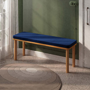 Dorrin Bench 120 x 38, lacivert kadife döşeme, masif kayın gövde, döşenmiş oda ortamında kullanım görünümü