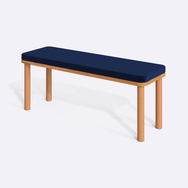 Dorrin Bench 120 x 38, lacivert kadife döşeme, masif kayın gövde, beyaz zeminde üç çeyrek açıdan stüdyo çekimi
