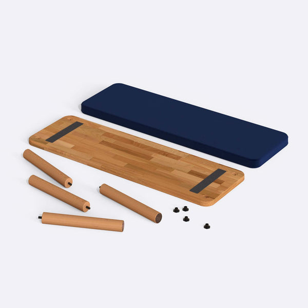 Dorrin Bench 120 x 38, lacivert kadife döşeme, masif kayın gövde, düz beyaz zeminde önden stüdyo çekimi
