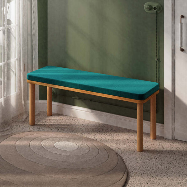 Dorrin Bench 120 x 38, petrol kadife döşeme, masif kayın gövde, döşenmiş oda ortamında kullanım görünümü