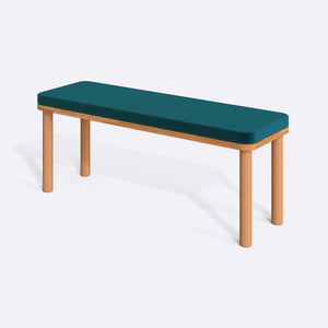 Dorrin Bench 120 x 38, petrol kadife döşeme, masif kayın gövde, beyaz zeminde üç çeyrek açıdan stüdyo çekimi