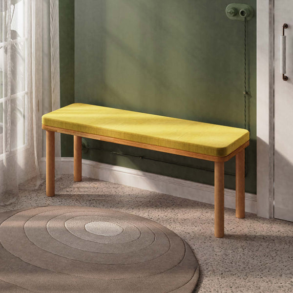 Dorrin Bench 120 x 38, sarı kadife döşeme, masif kayın gövde, döşenmiş oda ortamında kullanım görünümü