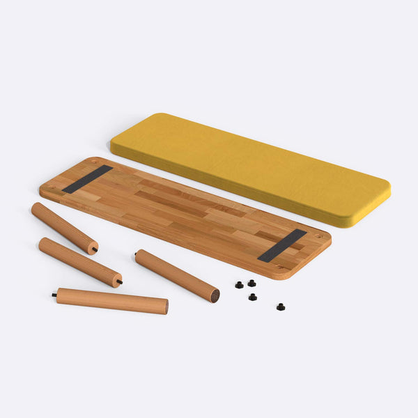 Dorrin Bench 120 x 38, sarı kadife döşeme, masif kayın gövde, düz beyaz zeminde önden stüdyo çekimi