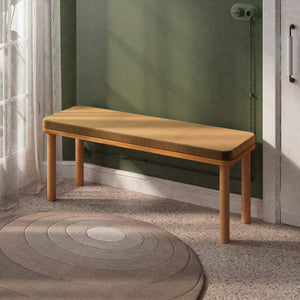 Dorrin Bench 120 x 38, vizon kadife döşeme, masif kayın gövde, döşenmiş oda ortamında kullanım görünümü