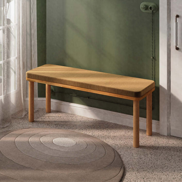 Dorrin Bench 120 x 38, vizon kadife döşeme, masif kayın gövde, döşenmiş oda ortamında kullanım görünümü