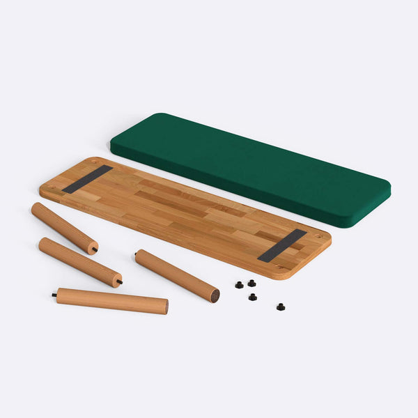 Dorrin Bench 120 x 38, zümrüt kadife döşeme, masif kayın gövde, düz beyaz zeminde önden stüdyo çekimi