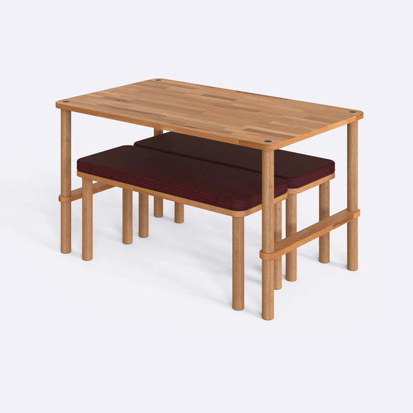 Reva Yemek Masası ve Bench Takımı, bordo keten döşeme, masif kayın gövde, beyaz zeminde üç çeyrek açıdan stüdyo çekimi