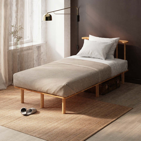 Lore Tek Kişilik Karyola 100 x 200 cm, %100 masif kayın, doğal ahşap dokusu, döşenmiş oda ortamında kullanım görünümü
