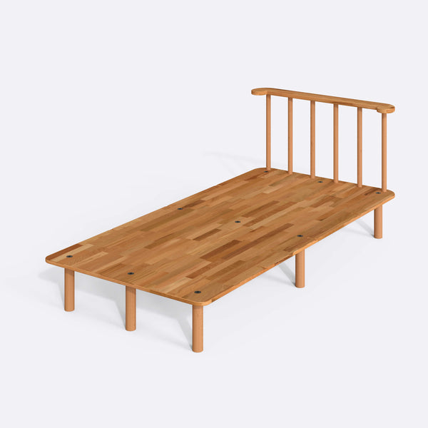 Lore Tek Kişilik Karyola 100 x 200 cm, %100 masif kayın, doğal ahşap dokusu, beyaz zeminde üç çeyrek açıdan stüdyo çekimi