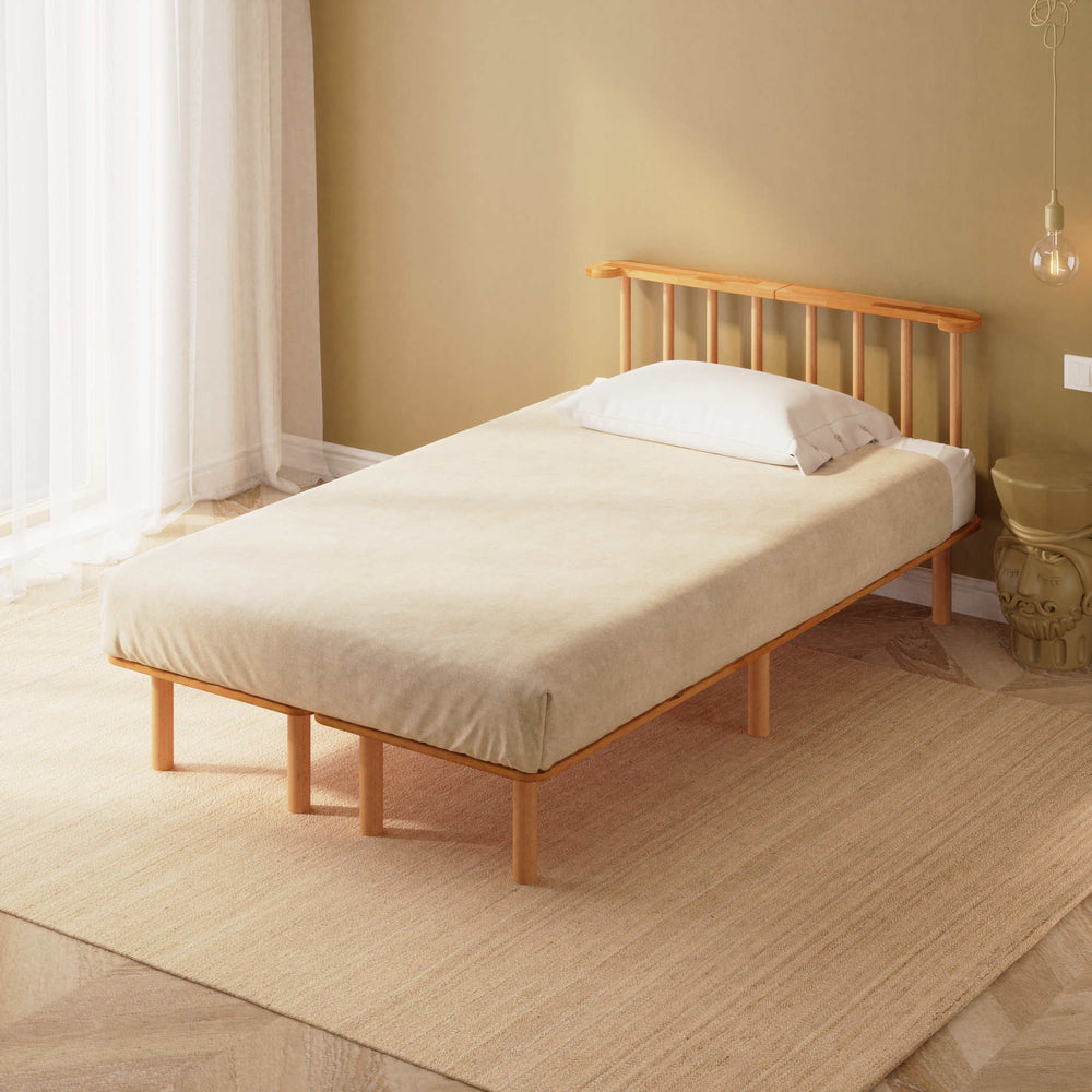 Lore Tek Kişilik Karyola 120 x 200 cm, %100 masif kayın, doğal ahşap dokusu, döşenmiş oda ortamında kullanım görünümü